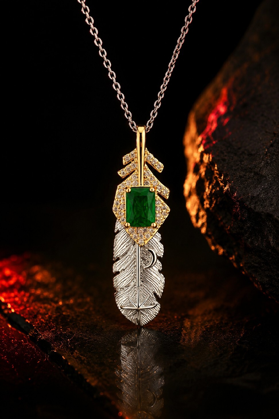 نمای دکوراتیو گردنبند زنانه استیل طرح پر با نگین سبز و جزئیات طلاییرنگ