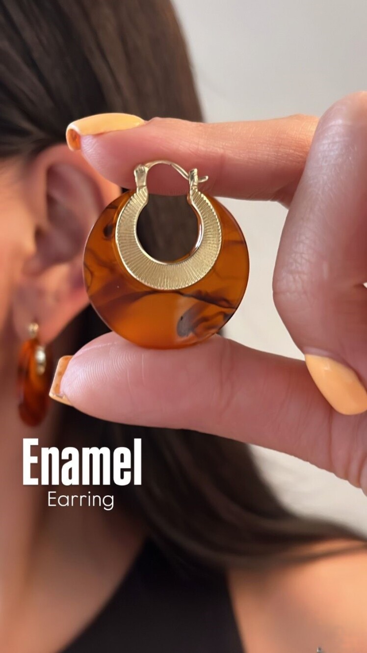 وشواره دایره‌ای رزینی قهوه‌ای با مرکز طلایی شیاردار، نمای نزدیک از کیفیت ساخت و بافت گوشواره
