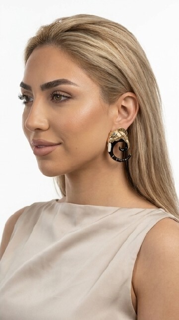 استایل مدرن زنانه با گوشواره خاص طرح فیل طلایی و مشکی، بدلیجات جسورانه و شیک